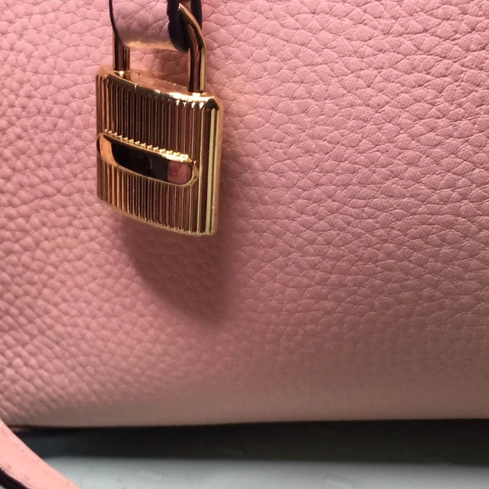 Elegant Pink Leather Handbag with Crossbody Strap - Picture 13 of 13